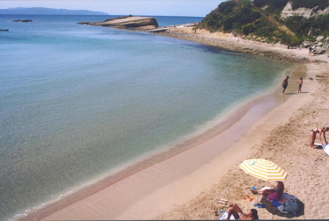 Nerissa Bungalow 2, Two Bedroom House With Sea View Esparta Exterior foto