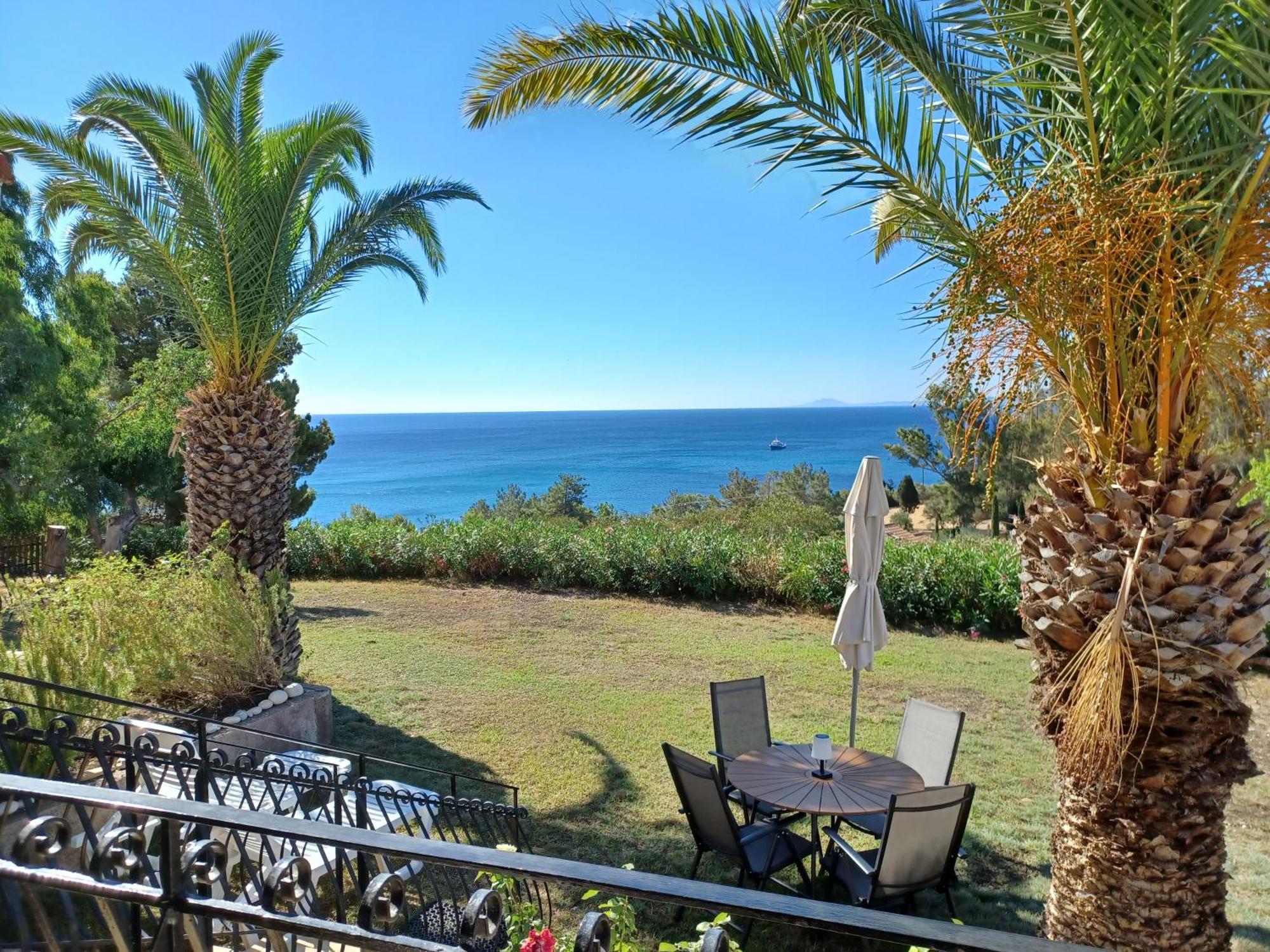 Nerissa Bungalow 2, Two Bedroom House With Sea View Esparta Exterior foto