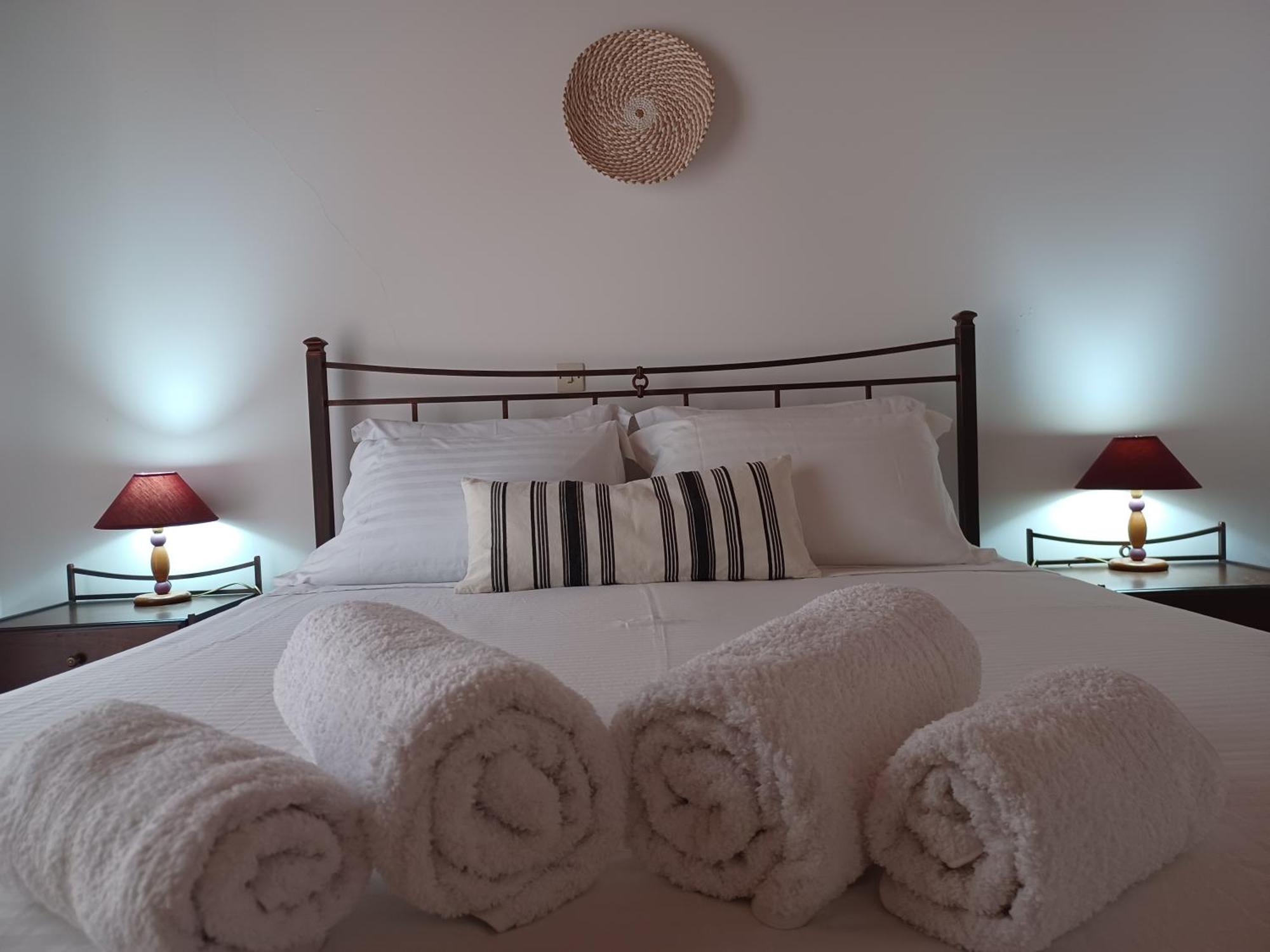 Nerissa Bungalow 2, Two Bedroom House With Sea View Esparta Exterior foto