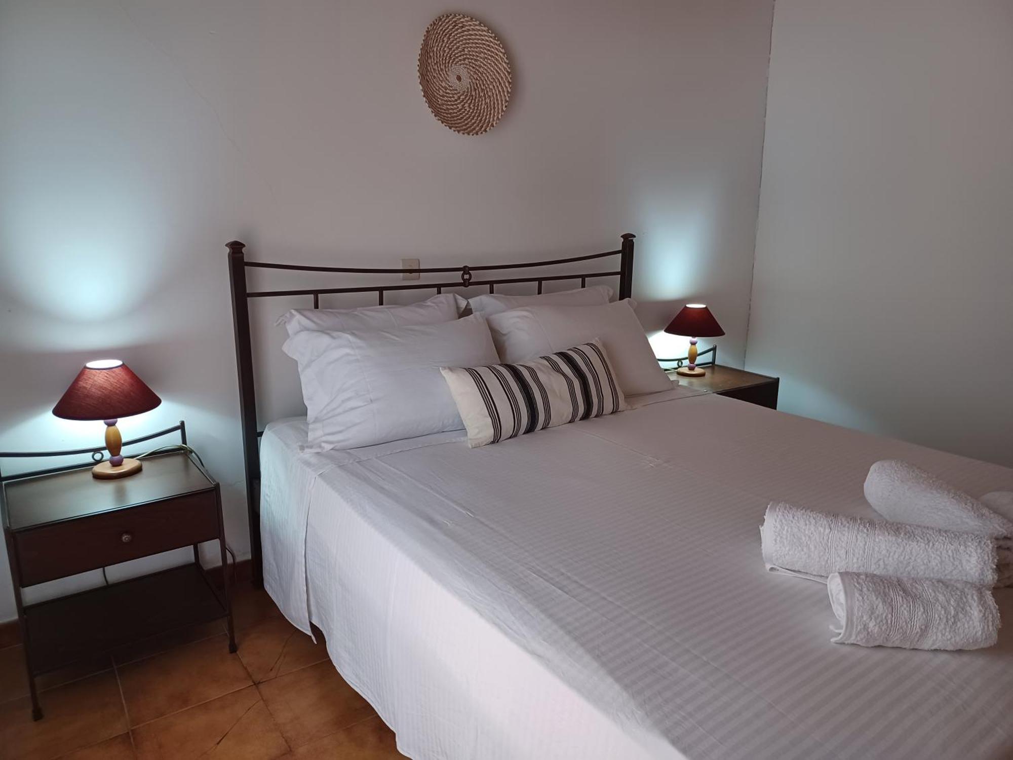 Nerissa Bungalow 2, Two Bedroom House With Sea View Esparta Exterior foto