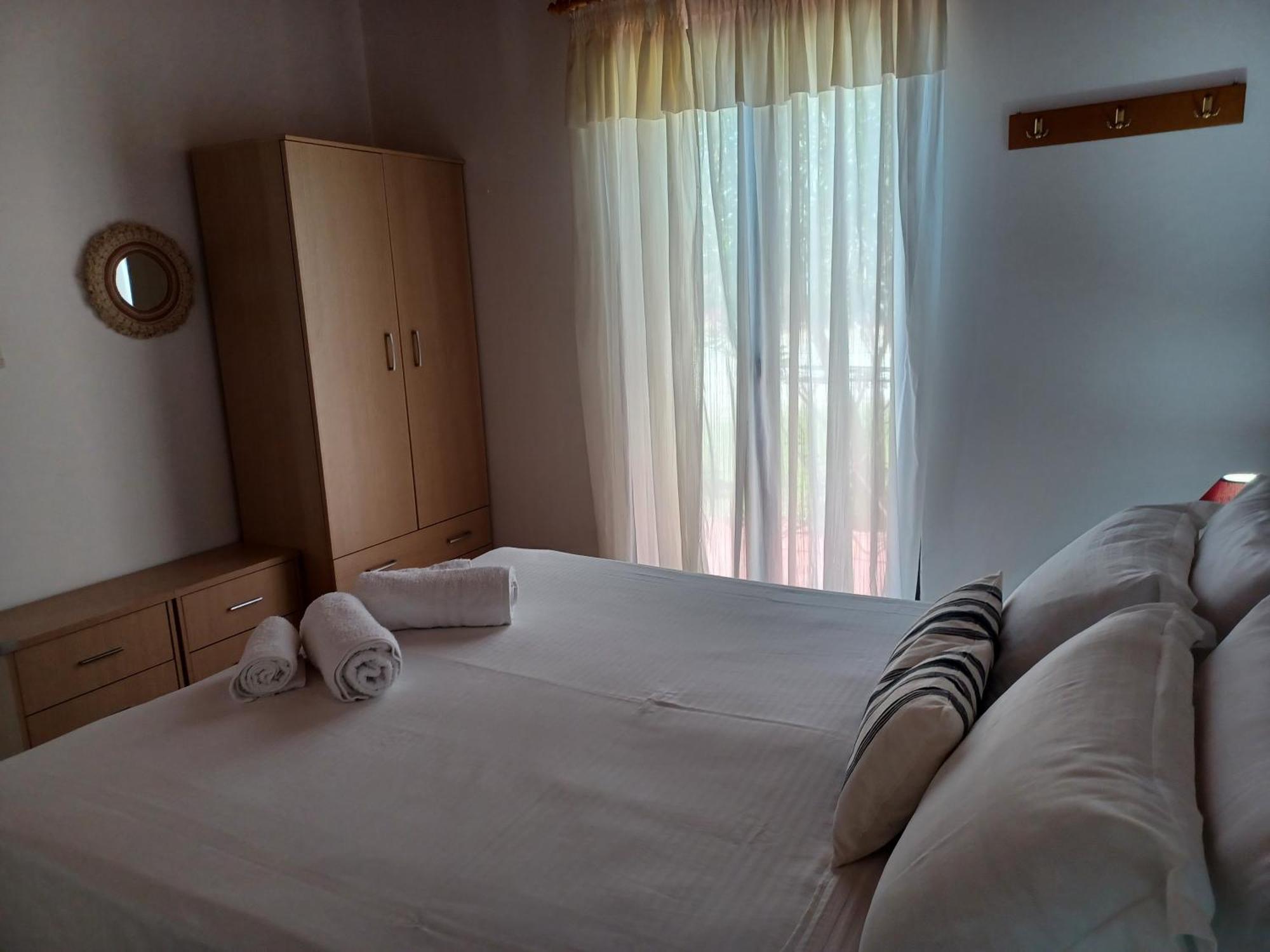 Nerissa Bungalow 2, Two Bedroom House With Sea View Esparta Exterior foto
