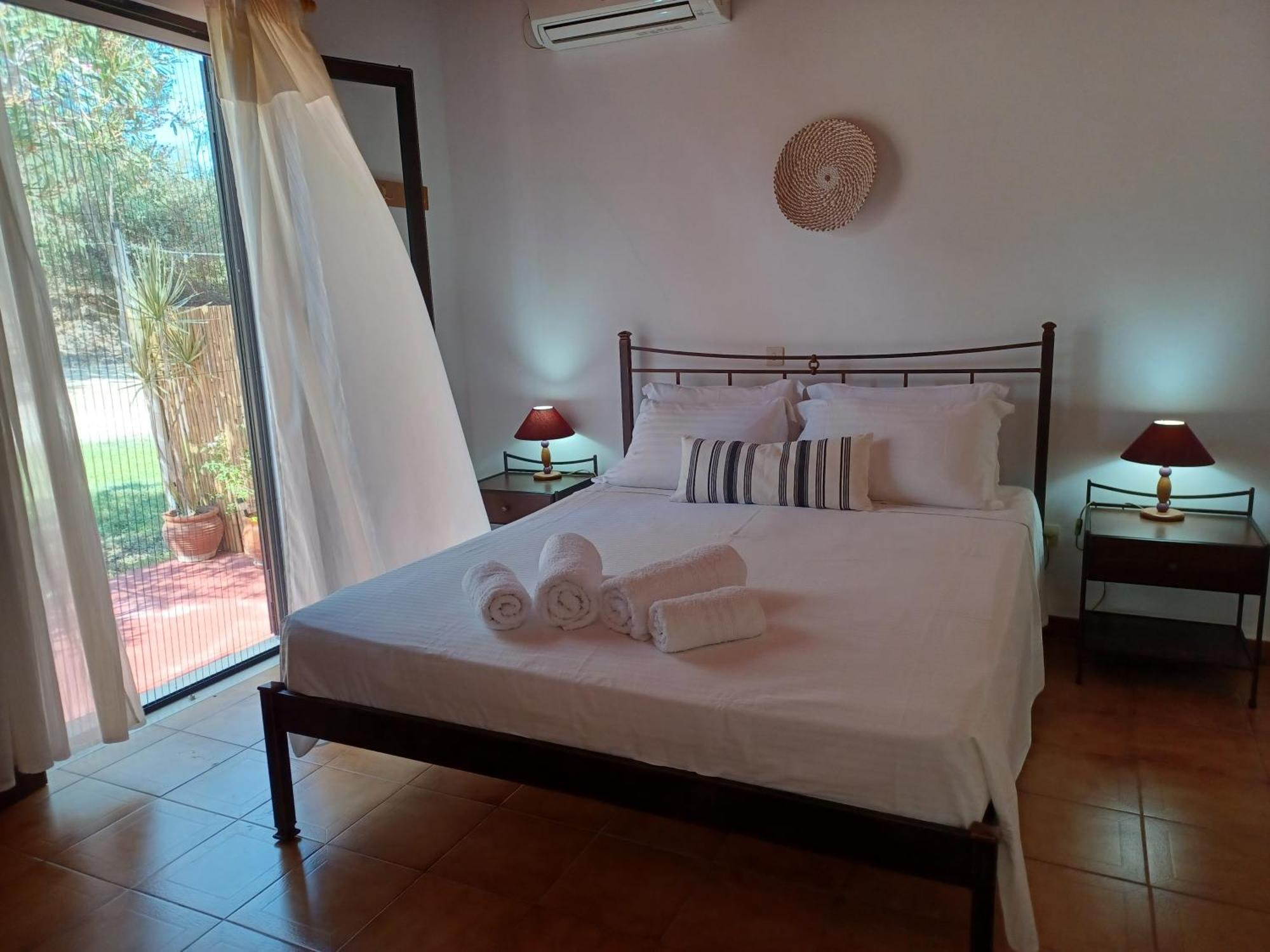 Nerissa Bungalow 2, Two Bedroom House With Sea View Esparta Exterior foto