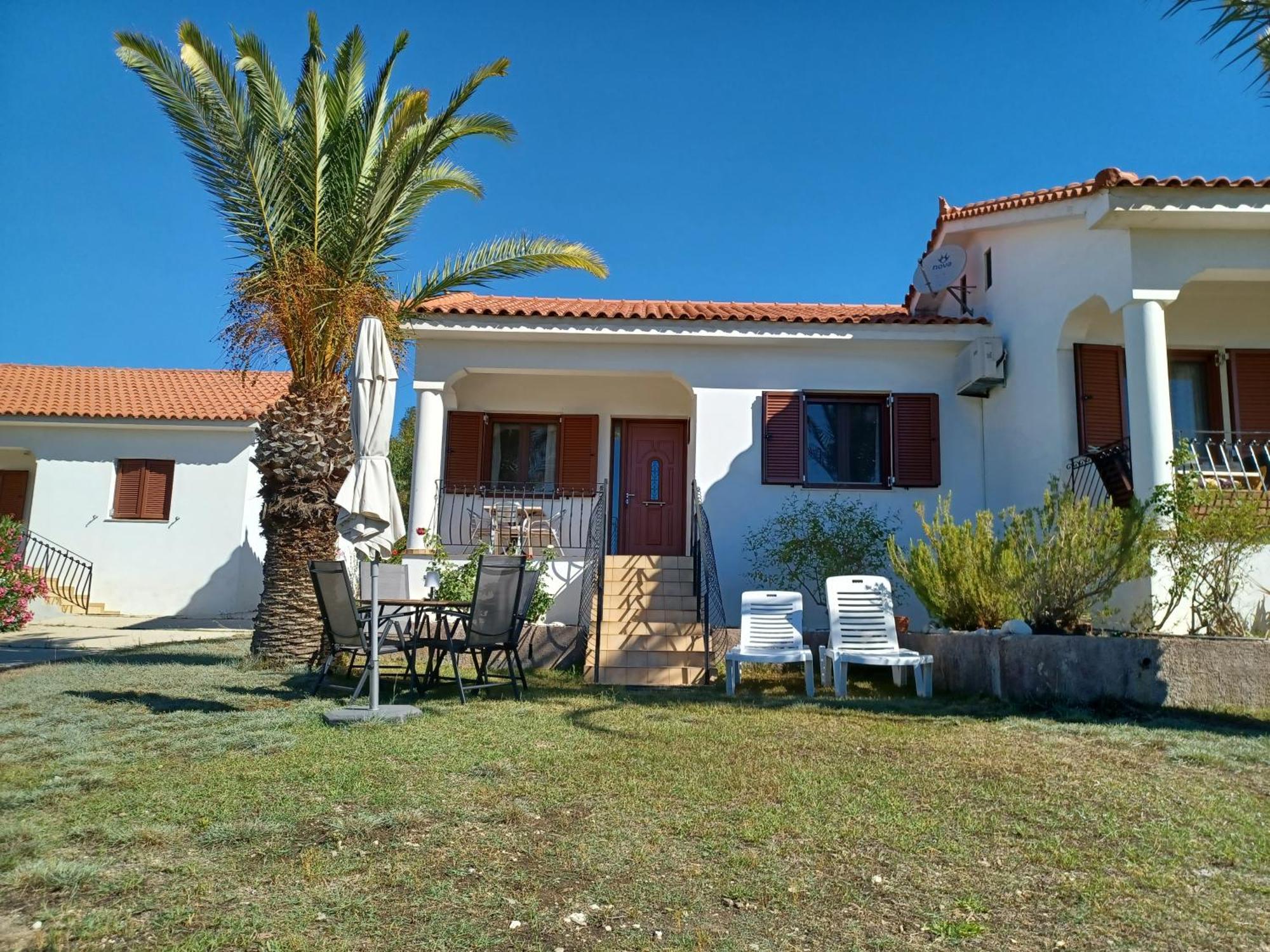 Nerissa Bungalow 2, Two Bedroom House With Sea View Esparta Exterior foto