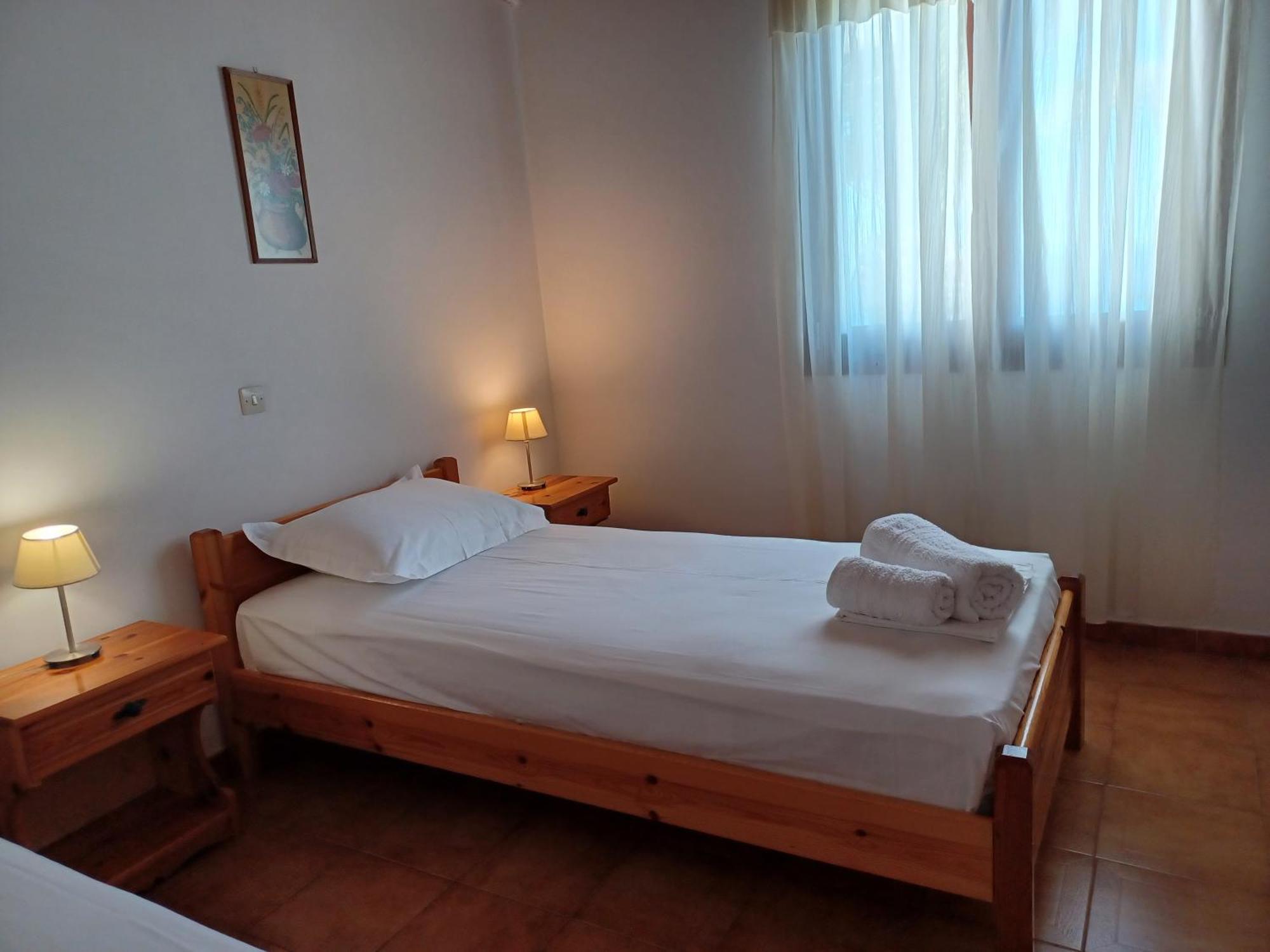 Nerissa Bungalow 2, Two Bedroom House With Sea View Esparta Exterior foto